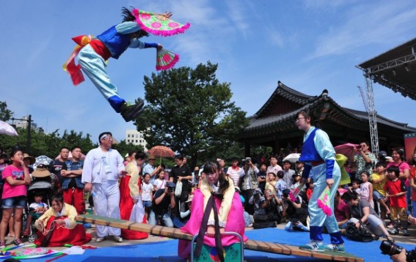 “neolttwigi,” permainan jungkat jungkit tradisional Korea  Source: Koreaherald
